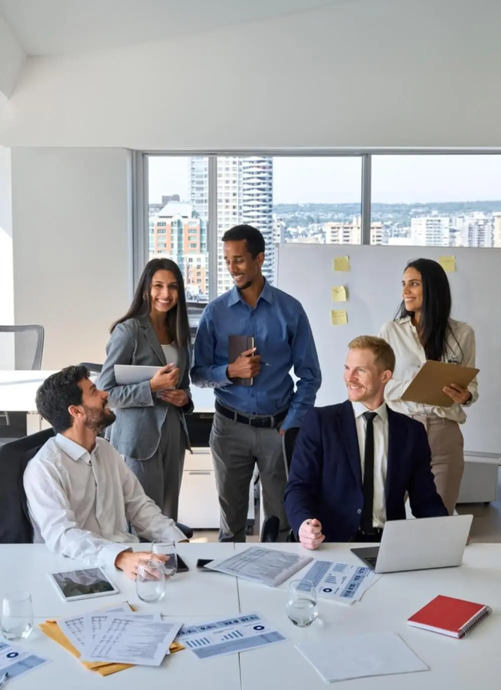 Reunião de equipe estratégica em escritório corporativo.